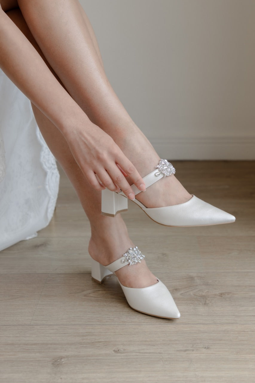Zapatillas de novia de tacon ancho con un strap y aplicacion de cristal austriaco 