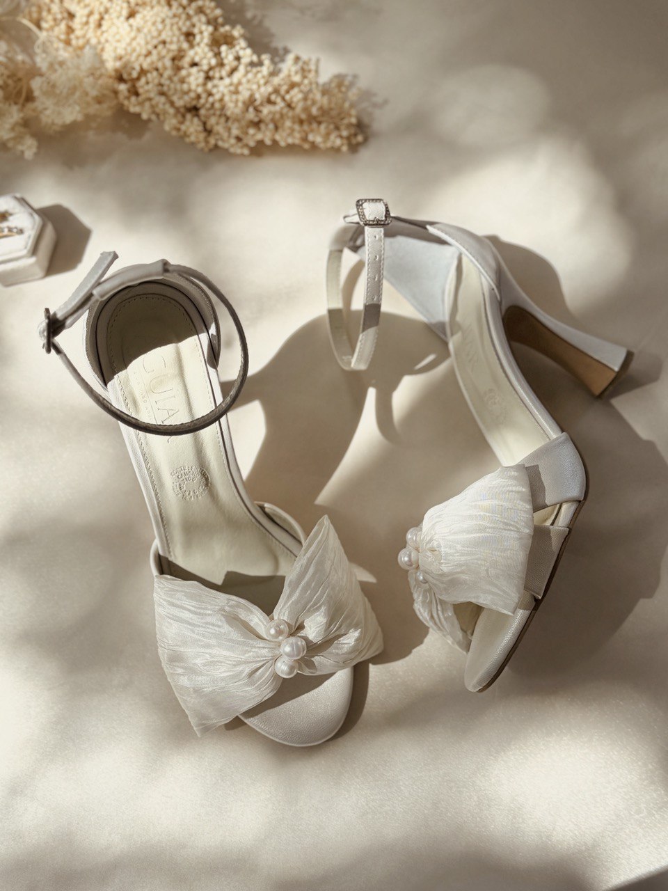 Zapatillas de novia de tacon grueso con aplicacion de moño al frente y perlas al centro