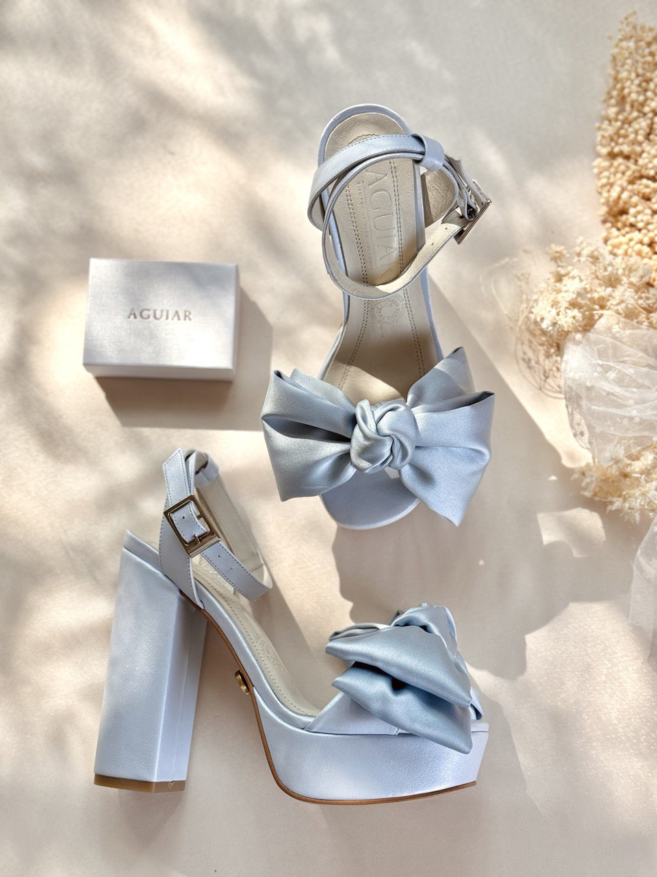 Zapatillas para novia de tacon ancho y plataforma, con aplicacion de moño en la parte del frente