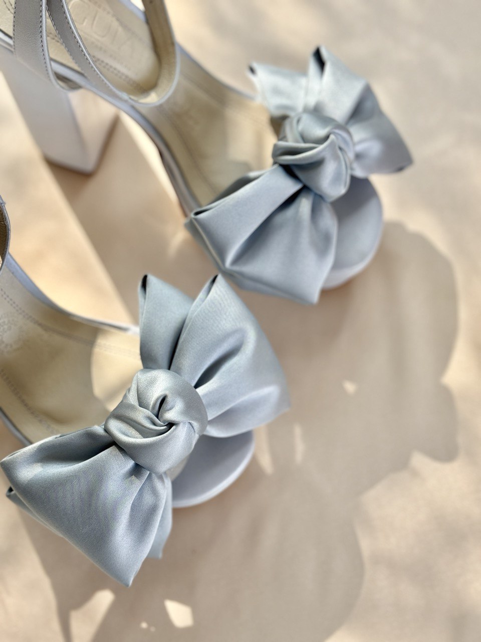 Zapatillas para novia de tacon ancho y plataforma, con aplicacion de moño en la parte del frente