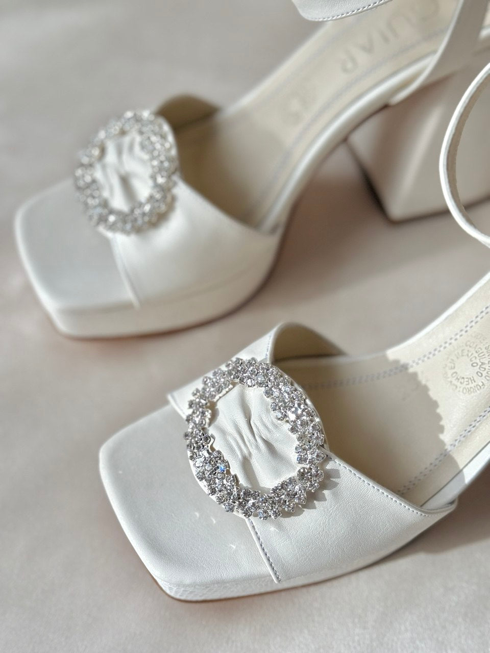 Zapatillas de novia, tacon ancho con incrustacion circular de cristal austriaco al frente