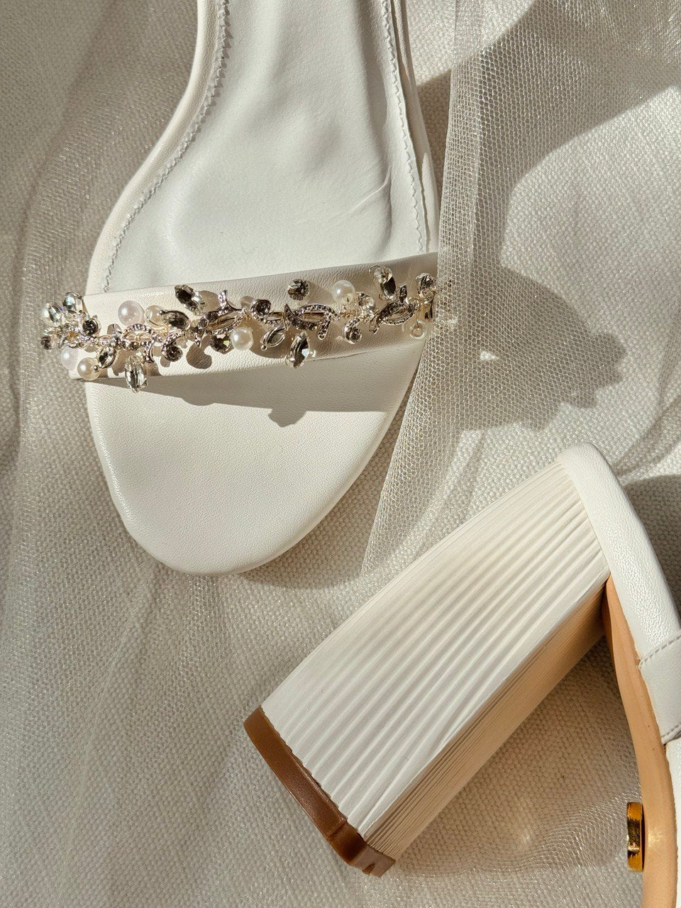Zapatillas de novia de tacon ancho con strap de cristales austriacos 