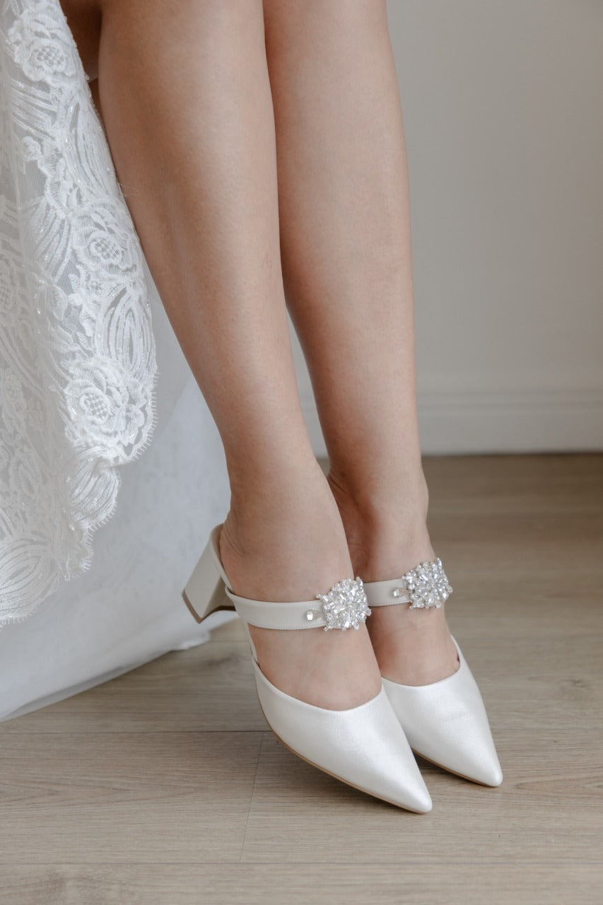 Zapatillas de novia de tacon ancho con un strap y aplicacion de cristal austriaco 