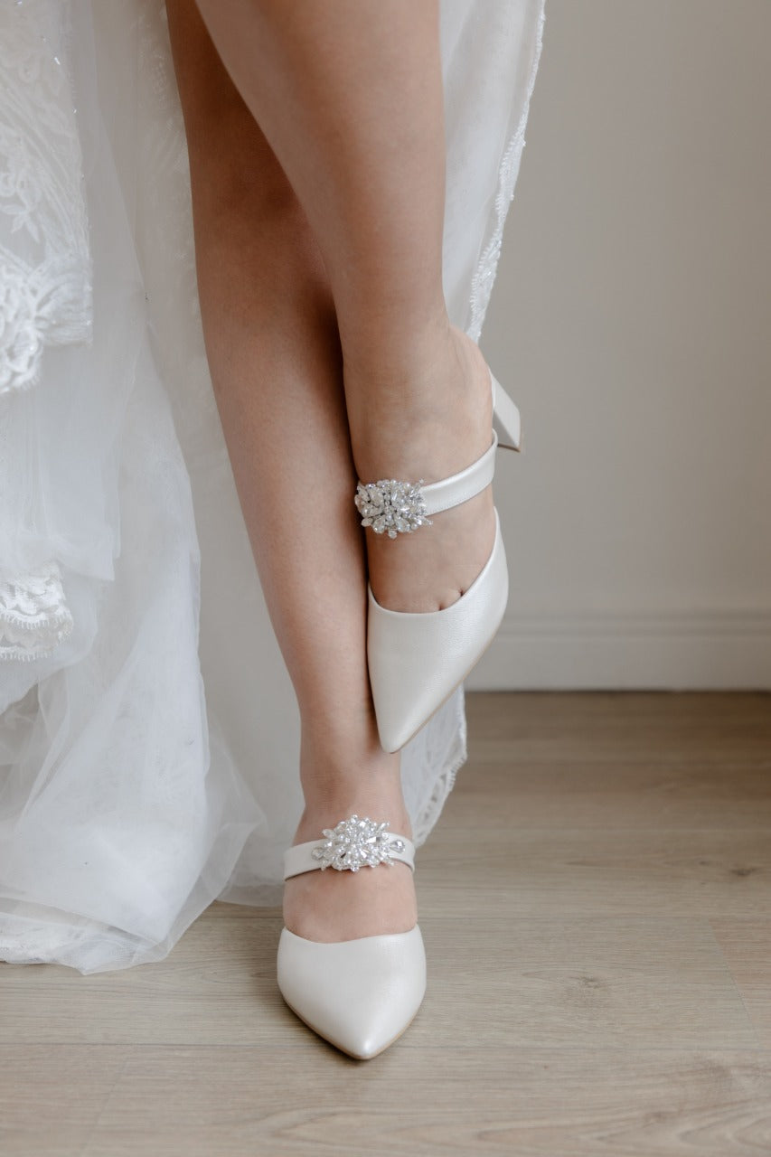 zapatillas de novia de tacon ancho con un strap y aplicacion de cristal