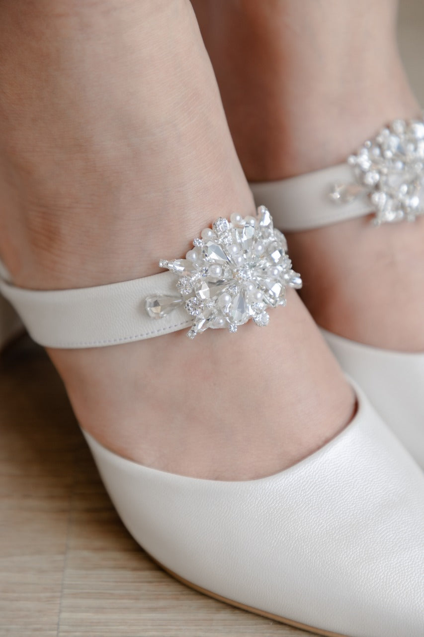 Zapatillas de novia de tacon ancho con un strap y aplicacion de cristal austriaco 