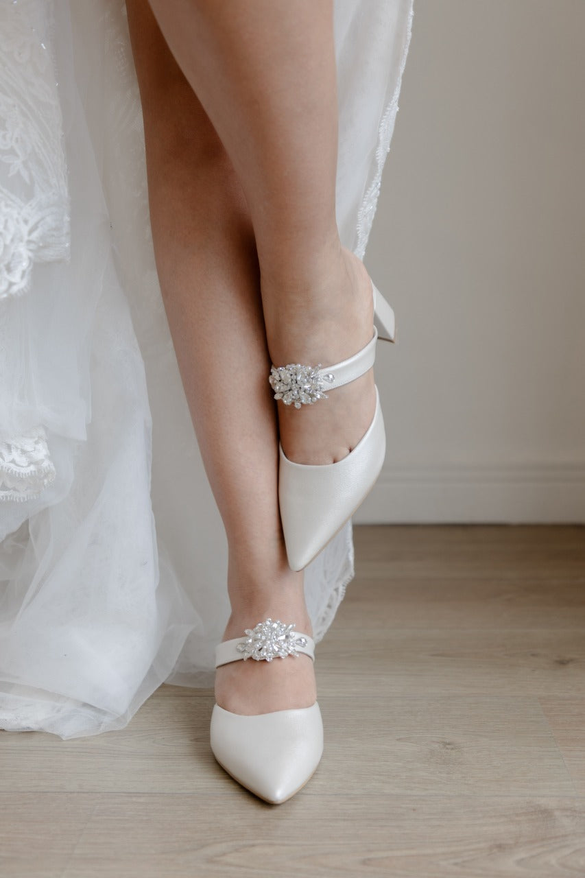 Zapatillas de novia de tacon ancho con un strap y aplicacion de cristal austriaco 