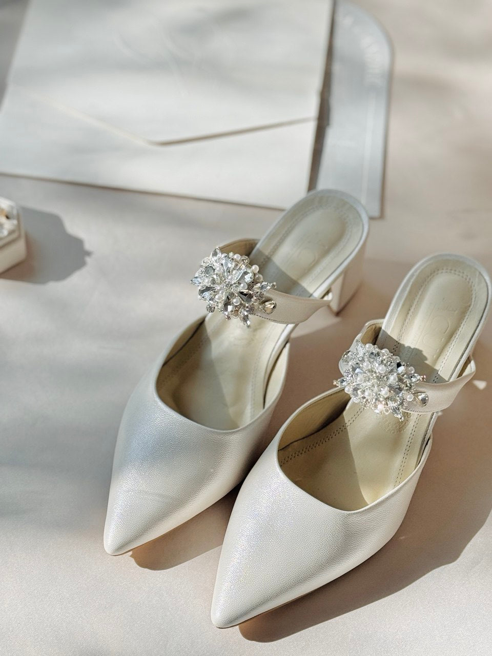 Zapatillas de novia de tacon ancho con un strap y aplicacion de cristal austriaco 