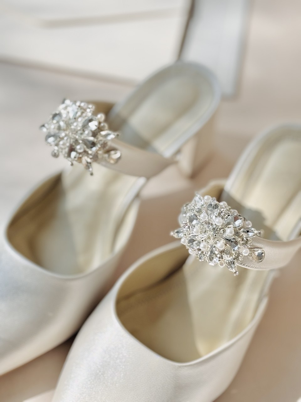 Zapatillas de novia de tacon ancho con un strap y aplicacion de cristal austriaco 