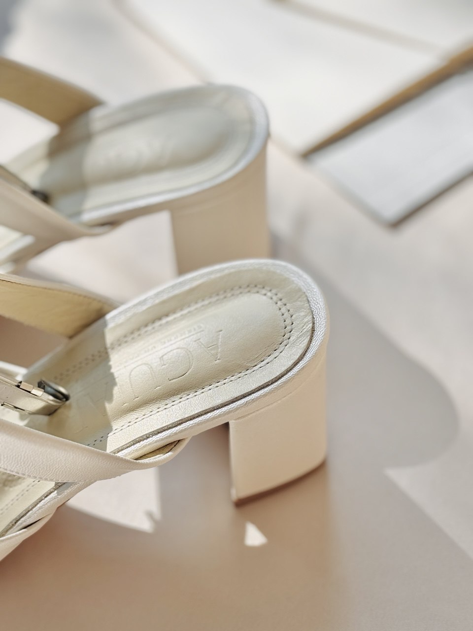 Zapatillas de novia de tacon ancho con un strap y aplicacion de cristal austriaco 