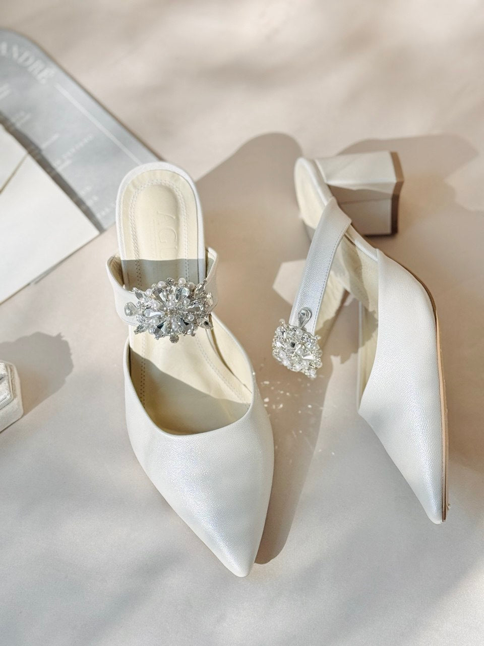 Zapatillas de novia de tacon ancho con un strap y aplicacion de cristal austriaco 