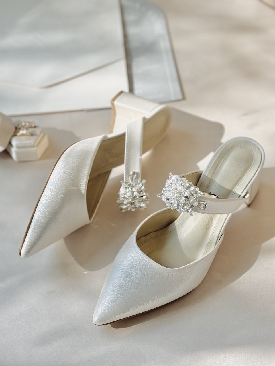 Zapatillas de novia de tacon ancho con un strap y aplicacion de cristal austriaco 