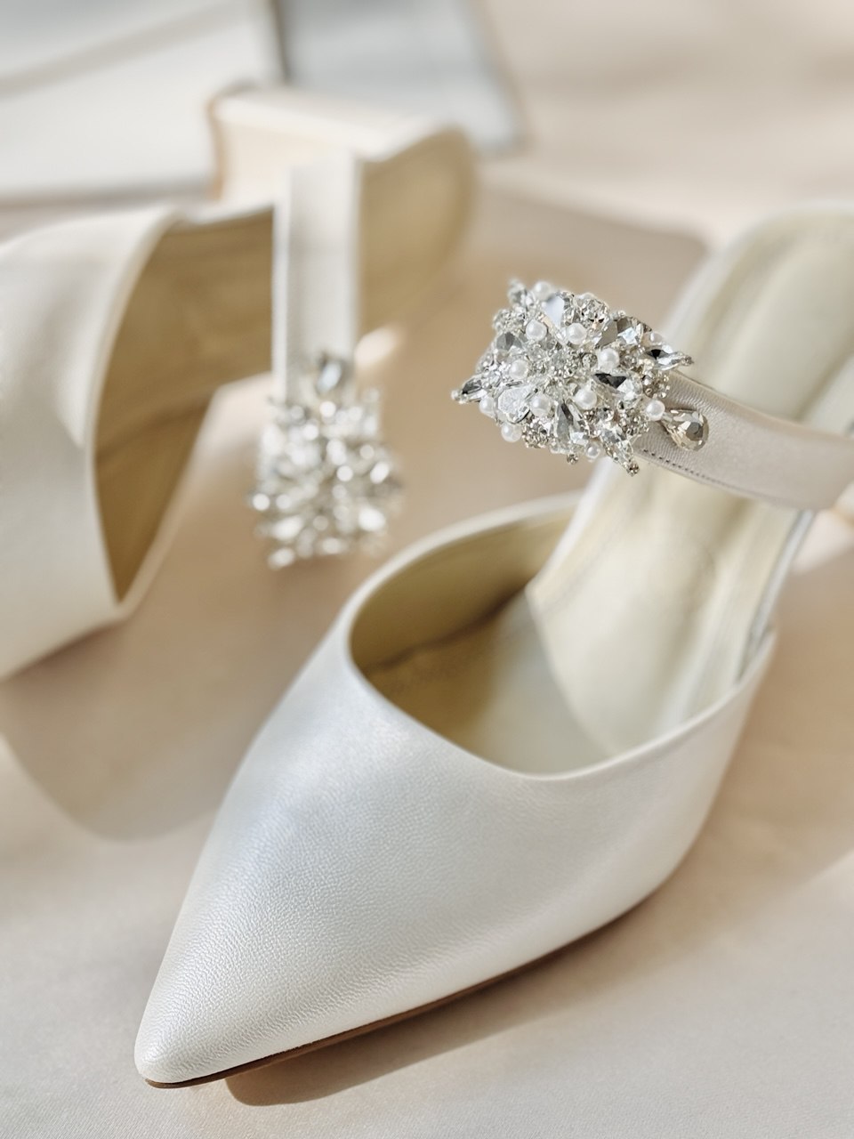 Zapatillas de novia de tacon ancho con un strap y aplicacion de cristal austriaco 