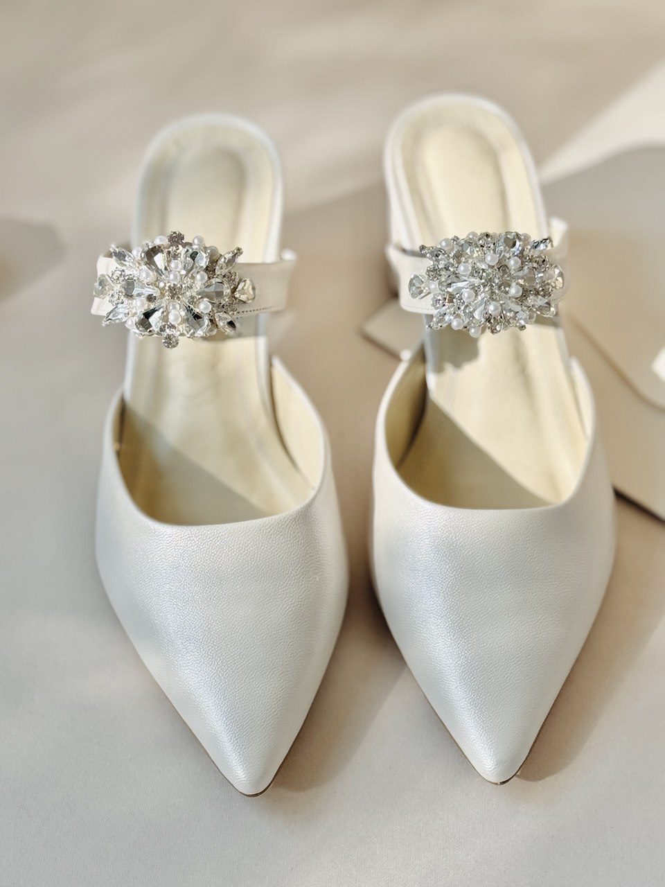 Zapatillas de novia de tacon ancho con un strap y aplicacion de cristal austriaco 