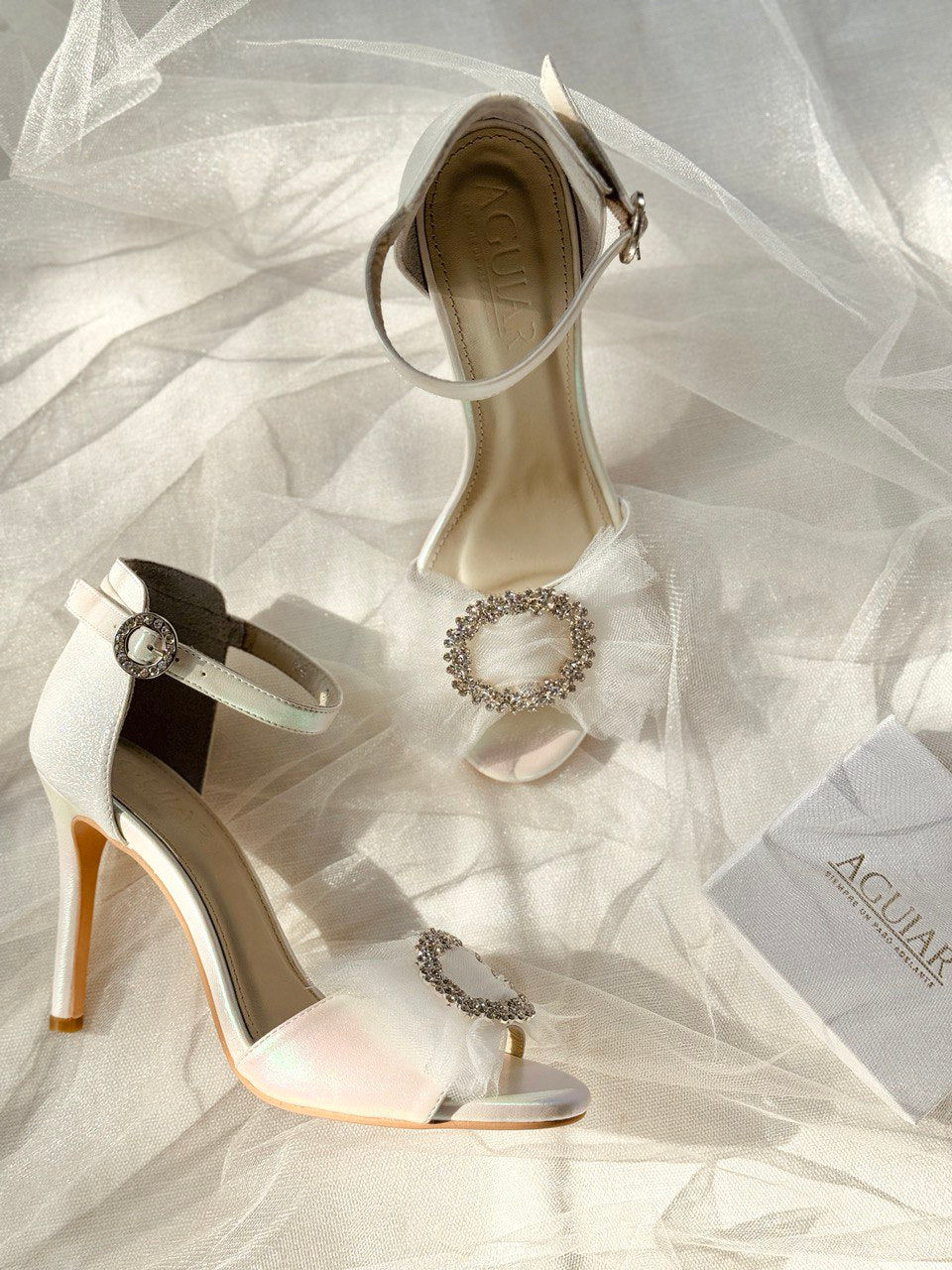 Zapatilla de novia stiletto con aplicacion de moño en tul de seda y cristales austriacos 