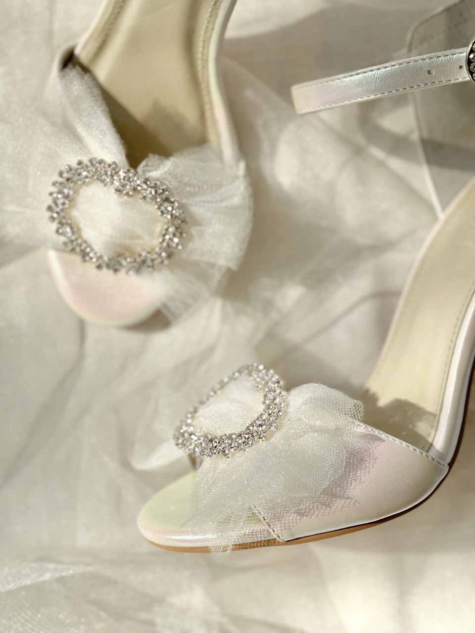 Zapatilla de novia stiletto con aplicacion de moño en tul de seda y cristales austriacos 