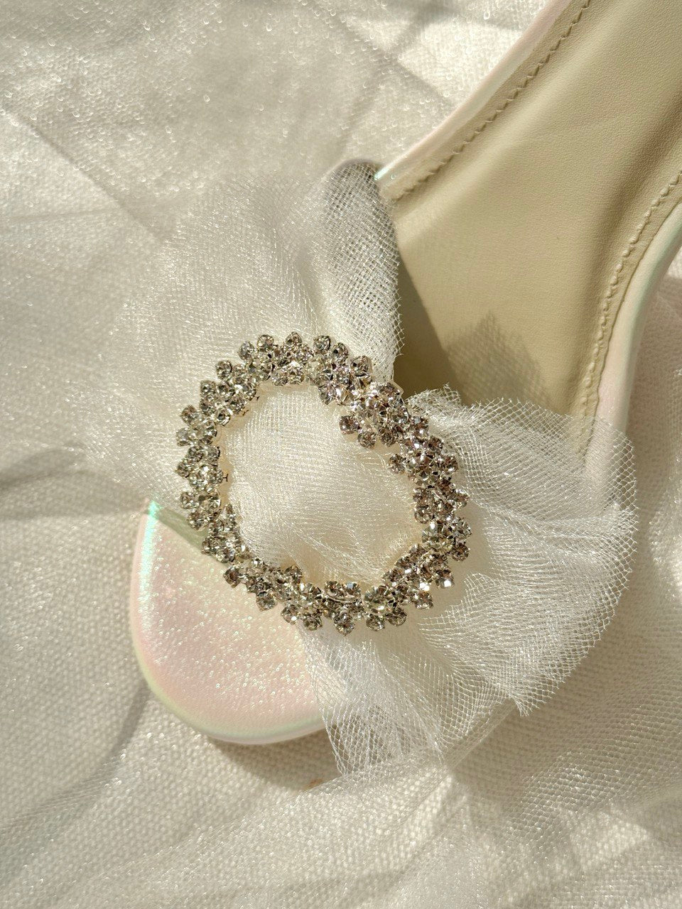 Zapatilla de novia stiletto con aplicacion de moño en tul de seda y cristales austriacos 