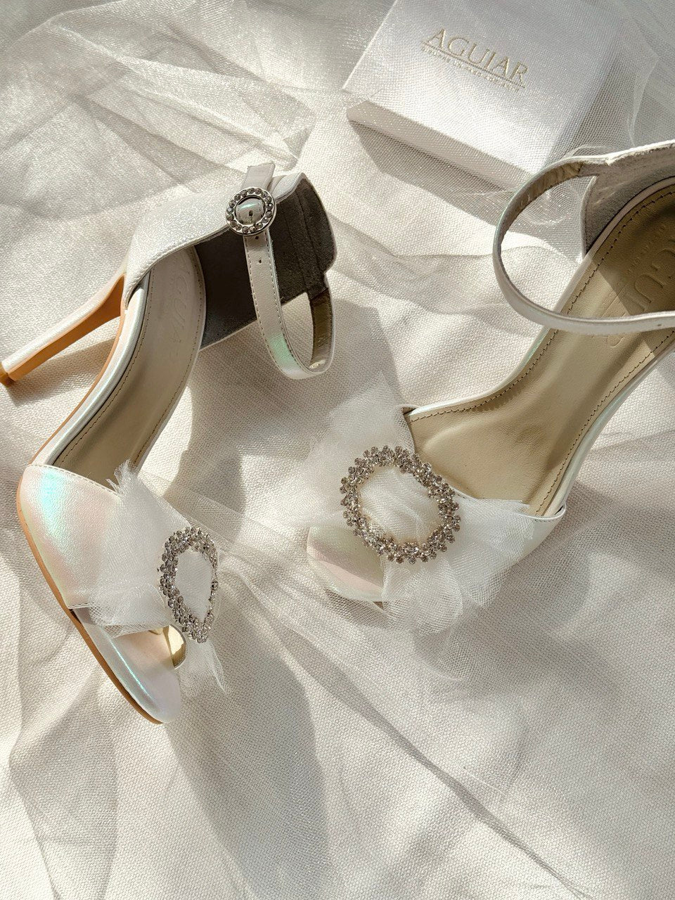 Zapatilla de novia stiletto con aplicacion de moño en tul de seda y cristales austriacos 