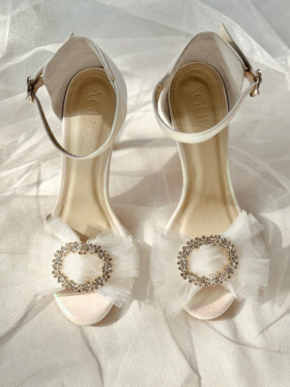Zapatilla de novia stiletto con aplicacion de moño en tul de seda y cristales austriacos 
