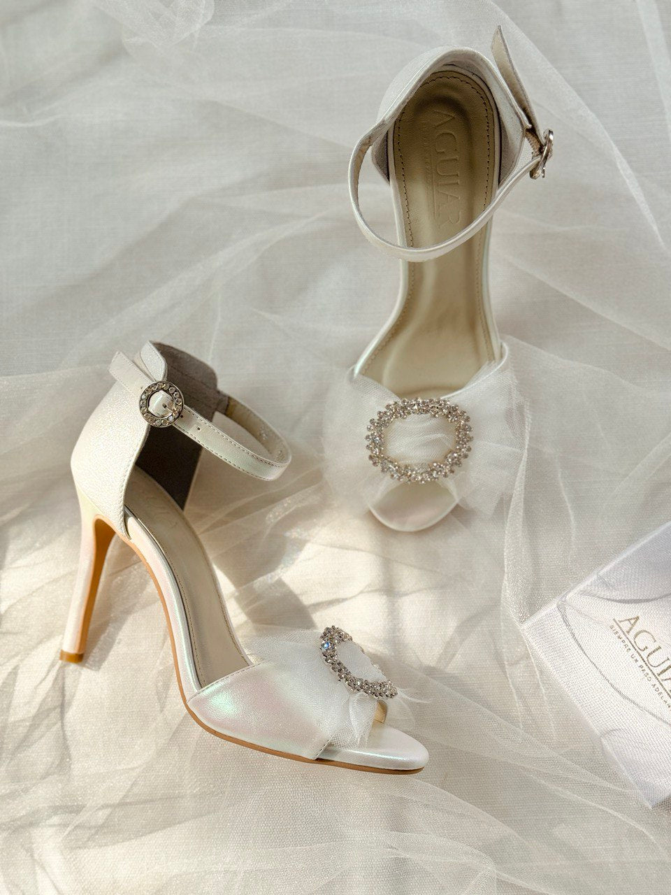 Zapatilla de novia stiletto con aplicacion de moño en tul de seda y cristales austriacos 