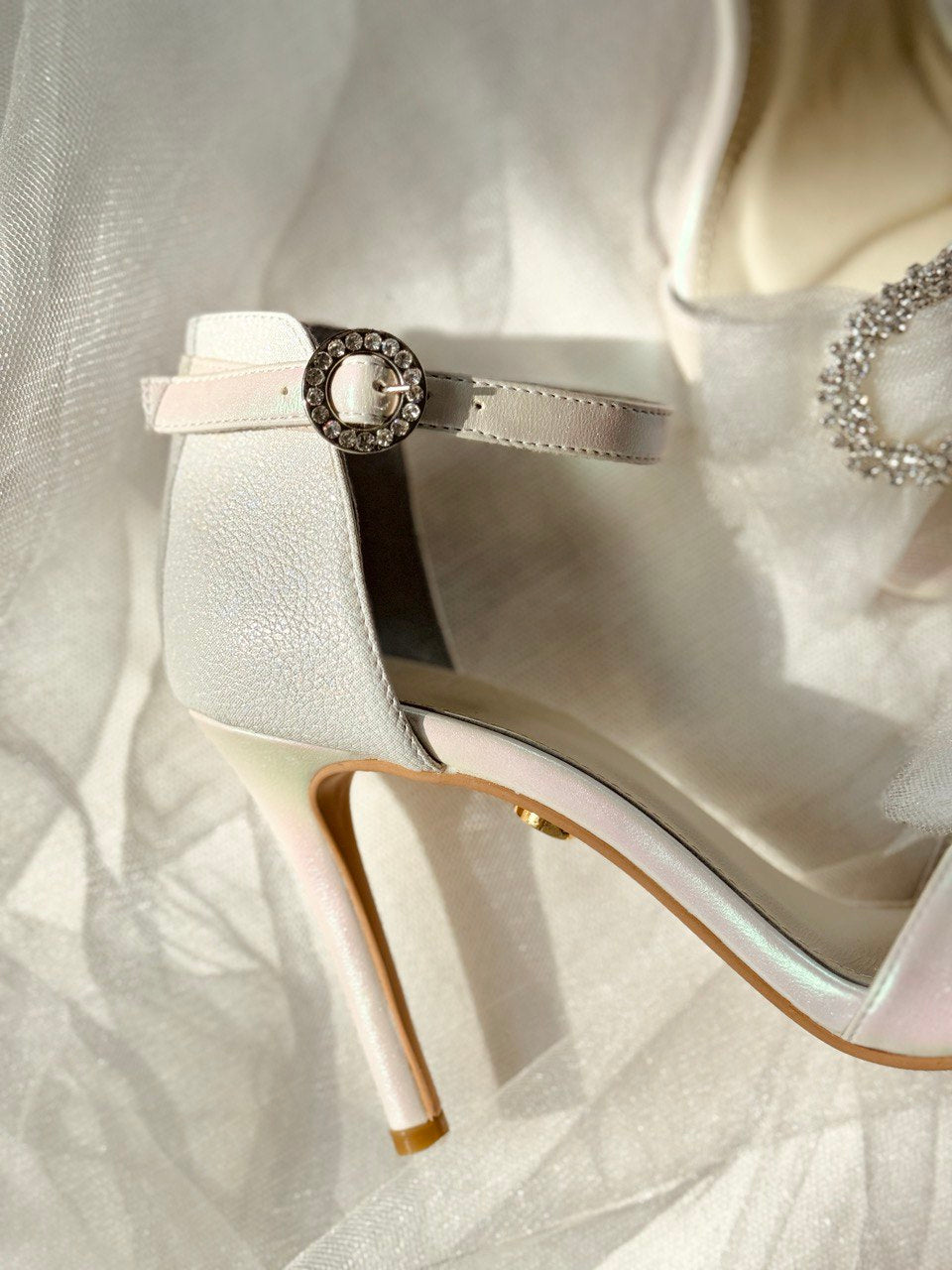 Zapatilla de novia stiletto con aplicacion de moño en tul de seda y cristales austriacos 
