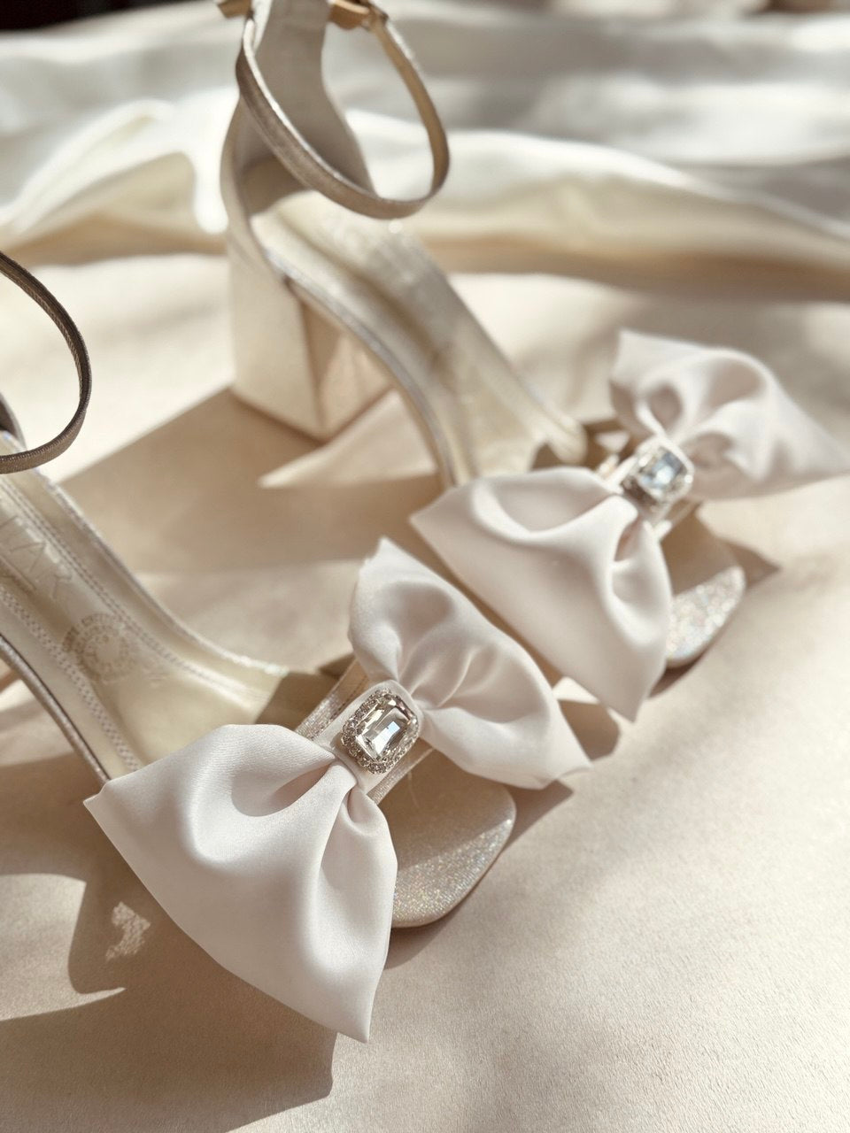 Zapatillas de novia de tacon grueso con aplicacion de moño y cristal austriaco al centro