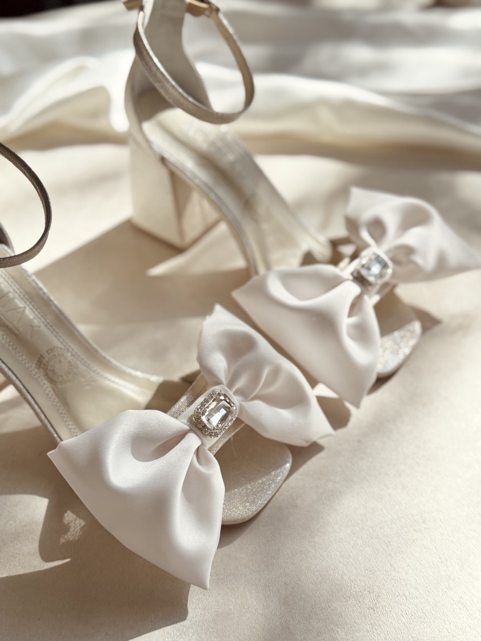 Zapatillas de novia de tacon grueso con aplicacion de moño y cristal austriaco al centro