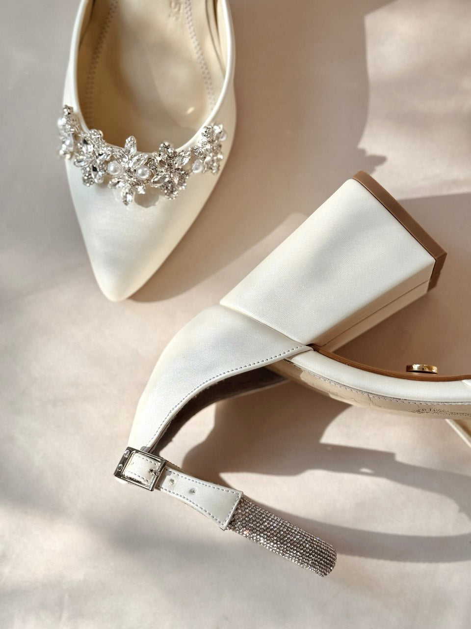 Zapatillas de novia en stiletto de tacon grueso, pulsera con incrustacion de cristales; aplicacion de cristal austriaco en la parte delantera en patron floral