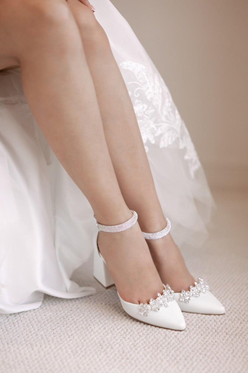 Zapatillas de novia en stiletto de tacon grueso, pulsera con incrustacion de cristales; aplicacion de cristal austriaco en la parte delantera en patron floral
