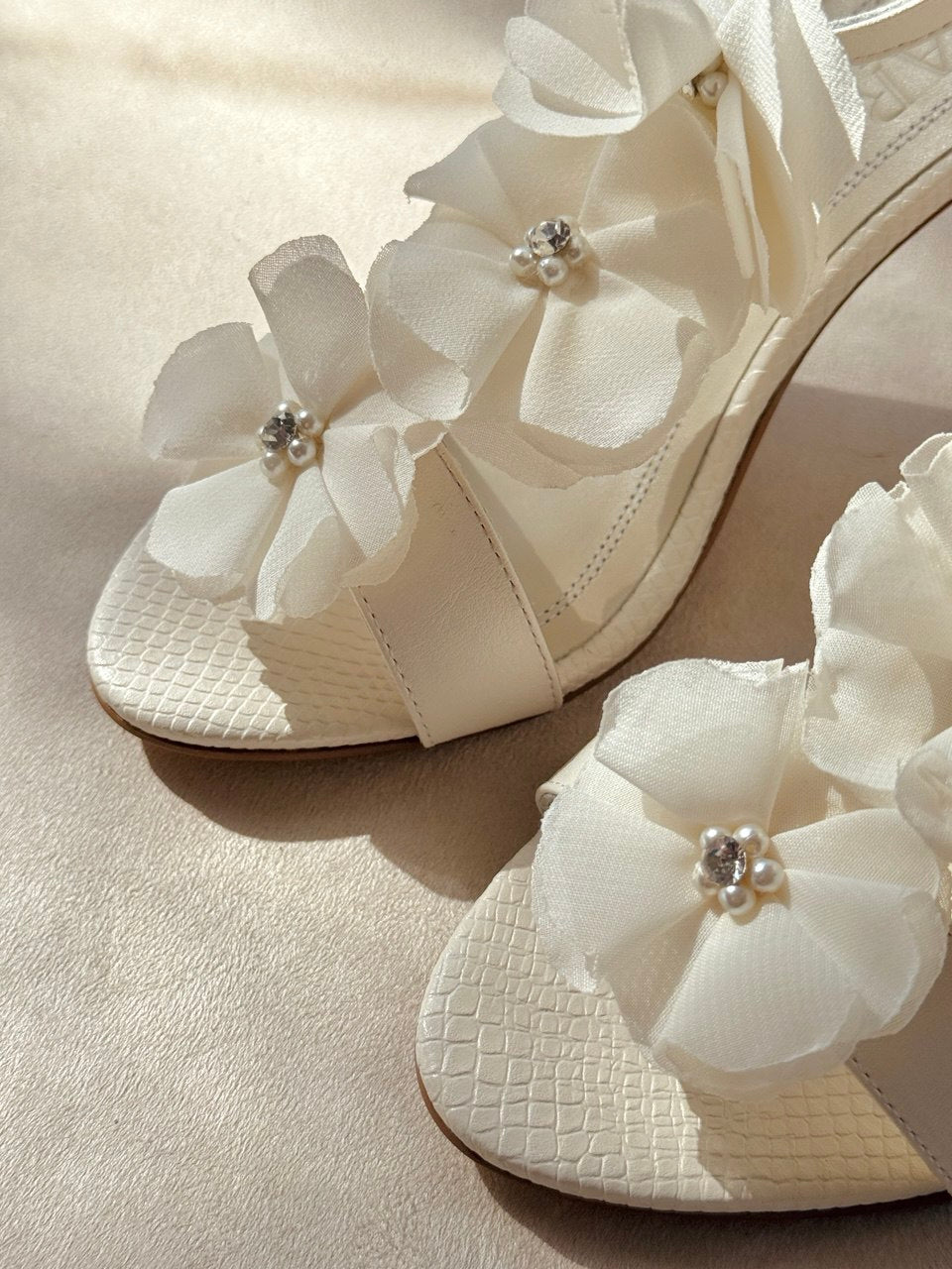Zapatillas de Novia tipo sandalia en T-strapp con delicadas flores al frente