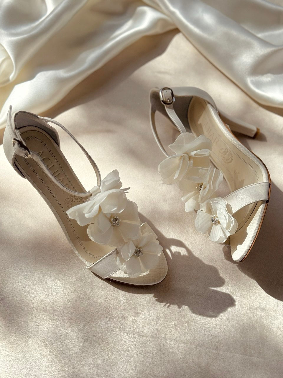 Zapatillas de Novia tipo sandalia en T-strapp con delicadas flores al frente