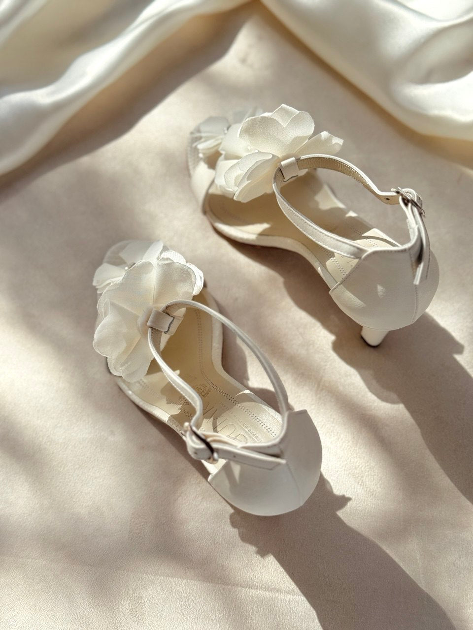 Zapatillas de Novia tipo sandalia en T-strapp con delicadas flores al frente