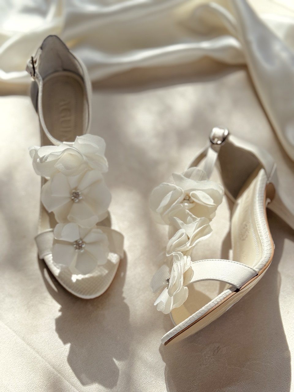 Zapatillas de Novia tipo sandalia en T-strapp con delicadas flores al frente