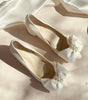 Zapatillas de novia, stiletto de tacon grueso, con aplicacion de moño y decoracion de perlas al centro