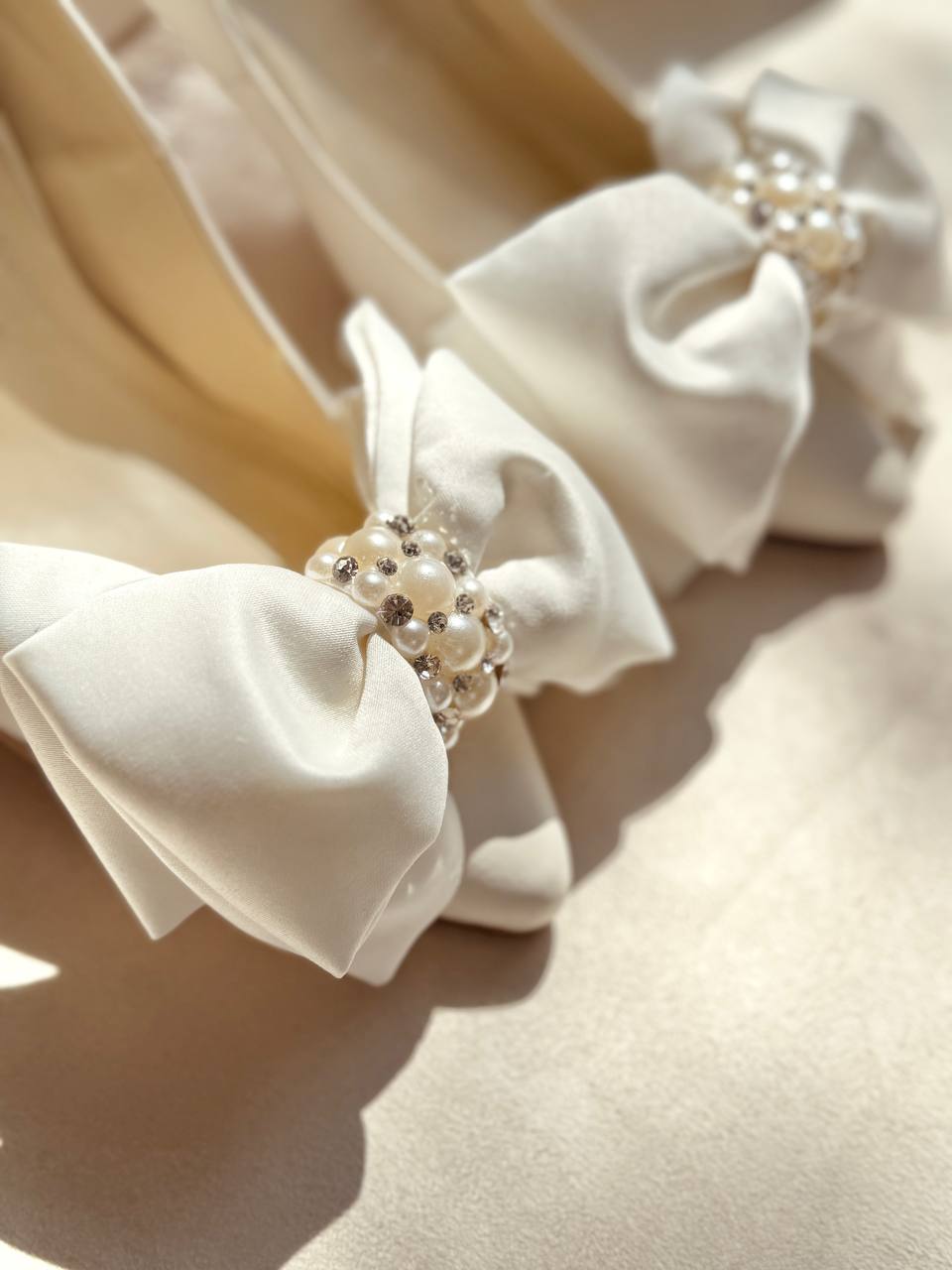 Zapatillas de novia, stiletto de tacon grueso, con aplicacion de moño y decoracion de perlas al centro