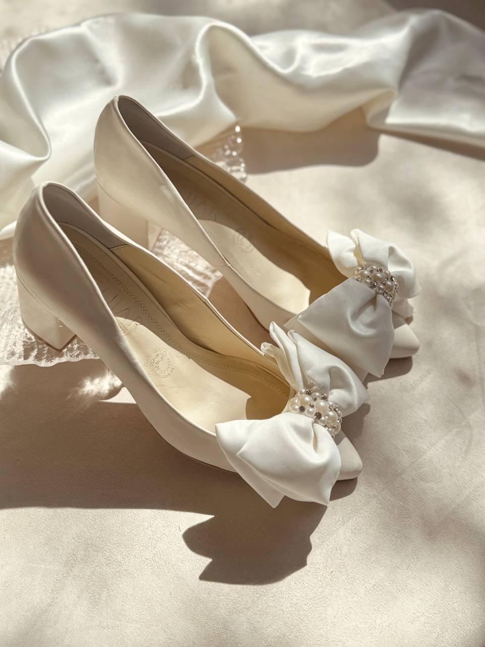 Zapatillas de novia, stiletto de tacon grueso, con aplicacion de moño y decoracion de perlas al centro