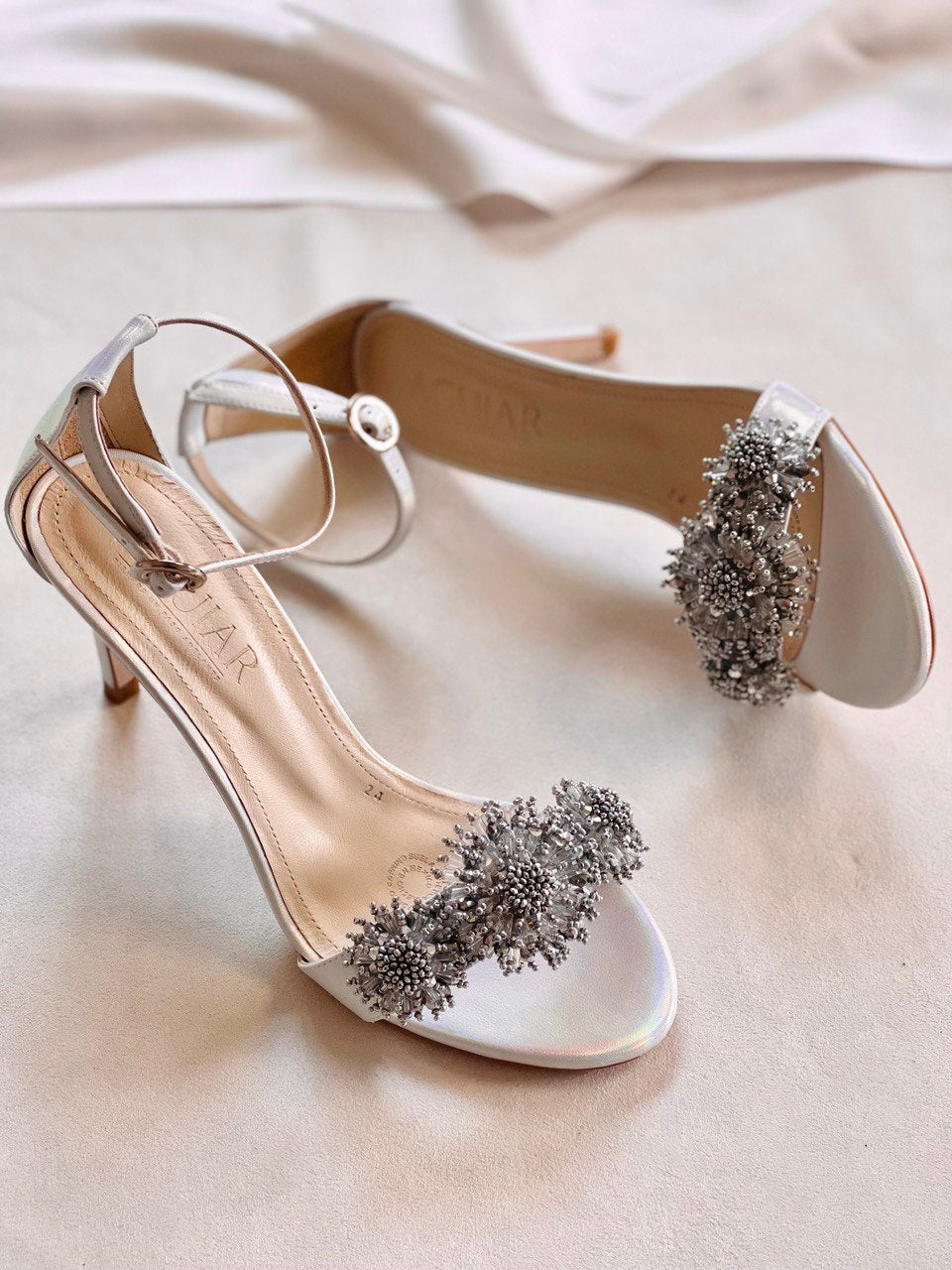 zapatillas tacon stiletto con aplicacion de flores bordadas en chaquira