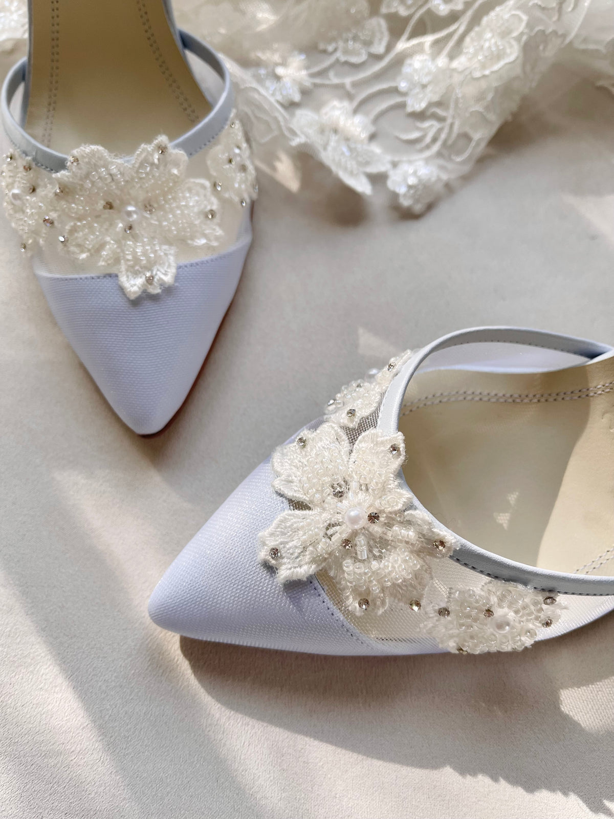 Stiletto de transparencia con flores rebordadas de encaje con cristales austriacos y tiras de piel azul