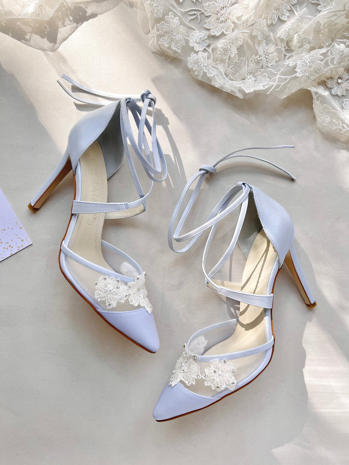 Stiletto de transparencia con flores rebordadas de encaje con cristales austriacos y tiras de piel azul