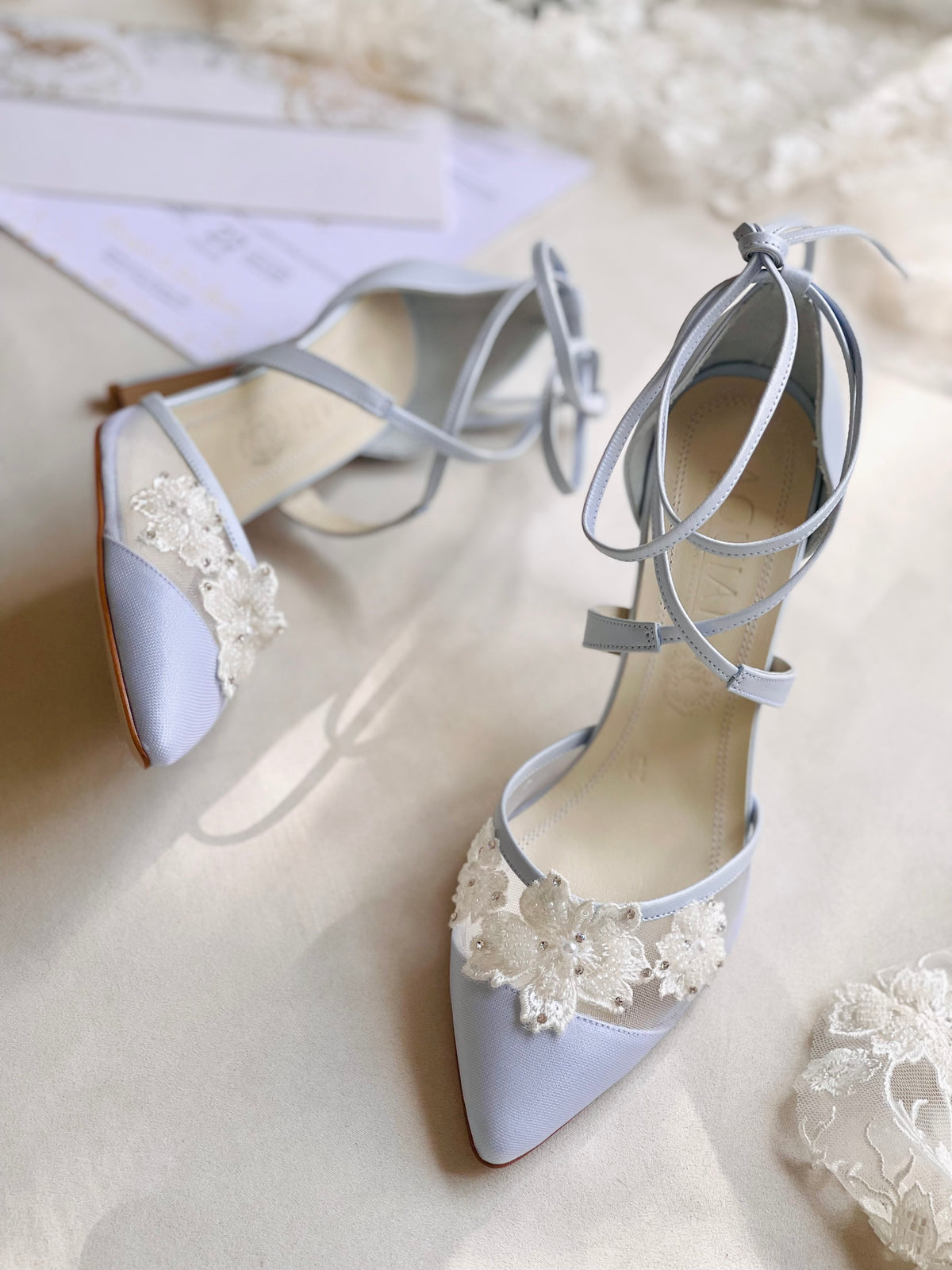 Stiletto de transparencia con flores rebordadas de encaje con cristales austriacos y tiras de piel azul