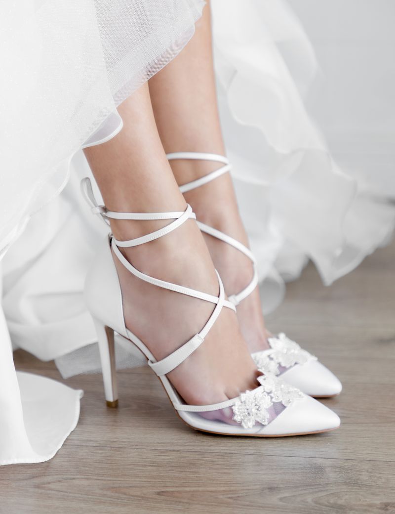 Stiletto de transparencia con flores rebordadas de encaje con cristales austriacos y tiras de piel blanco