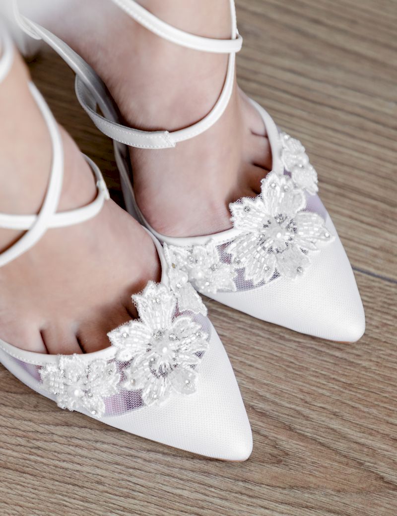 Stiletto de transparencia con flores rebordadas de encaje con cristales austriacos y tiras de piel blanco
