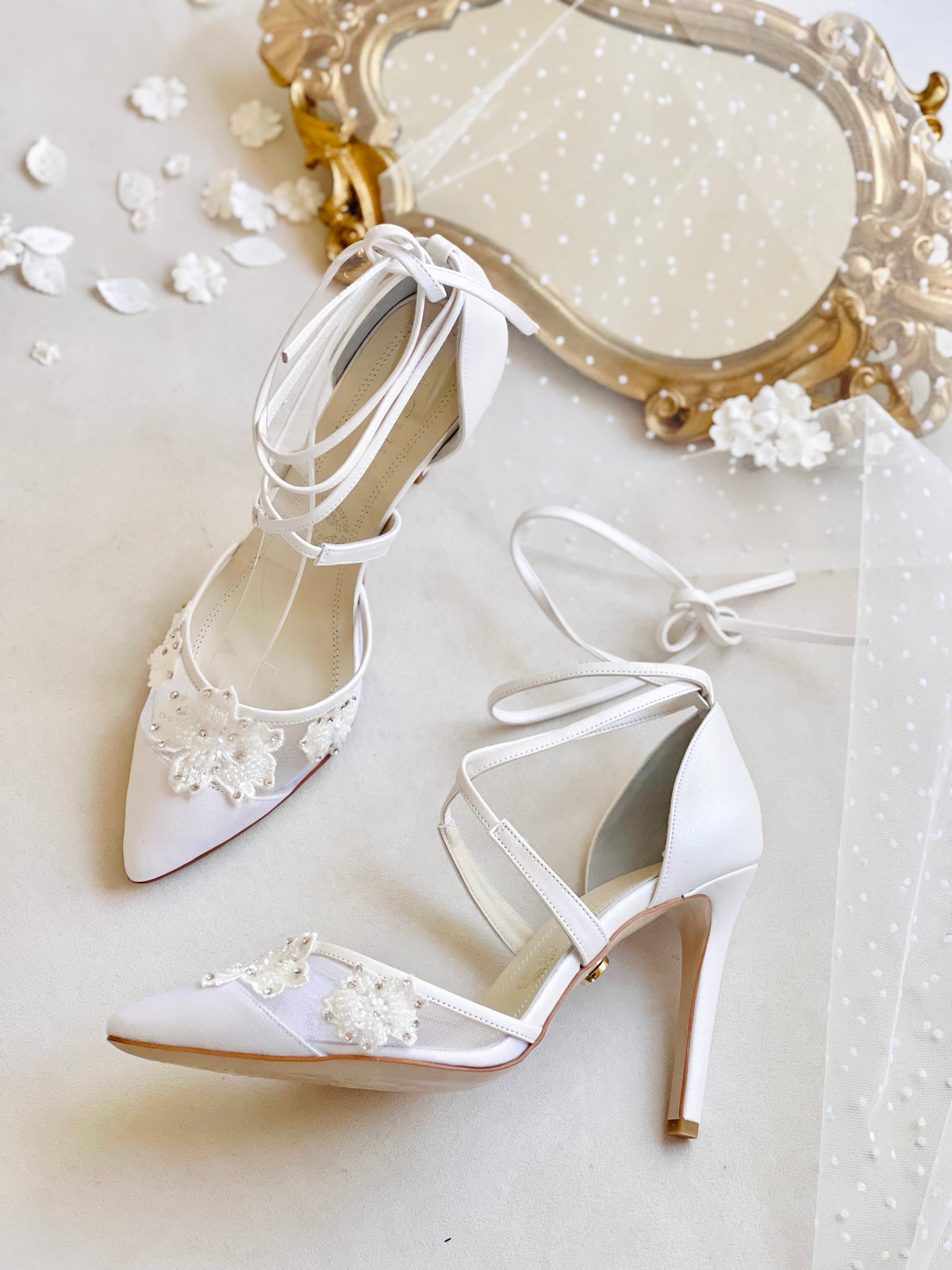 Stiletto de transparencia con flores rebordadas de encaje con cristales austriacos y tiras de piel  blanco
