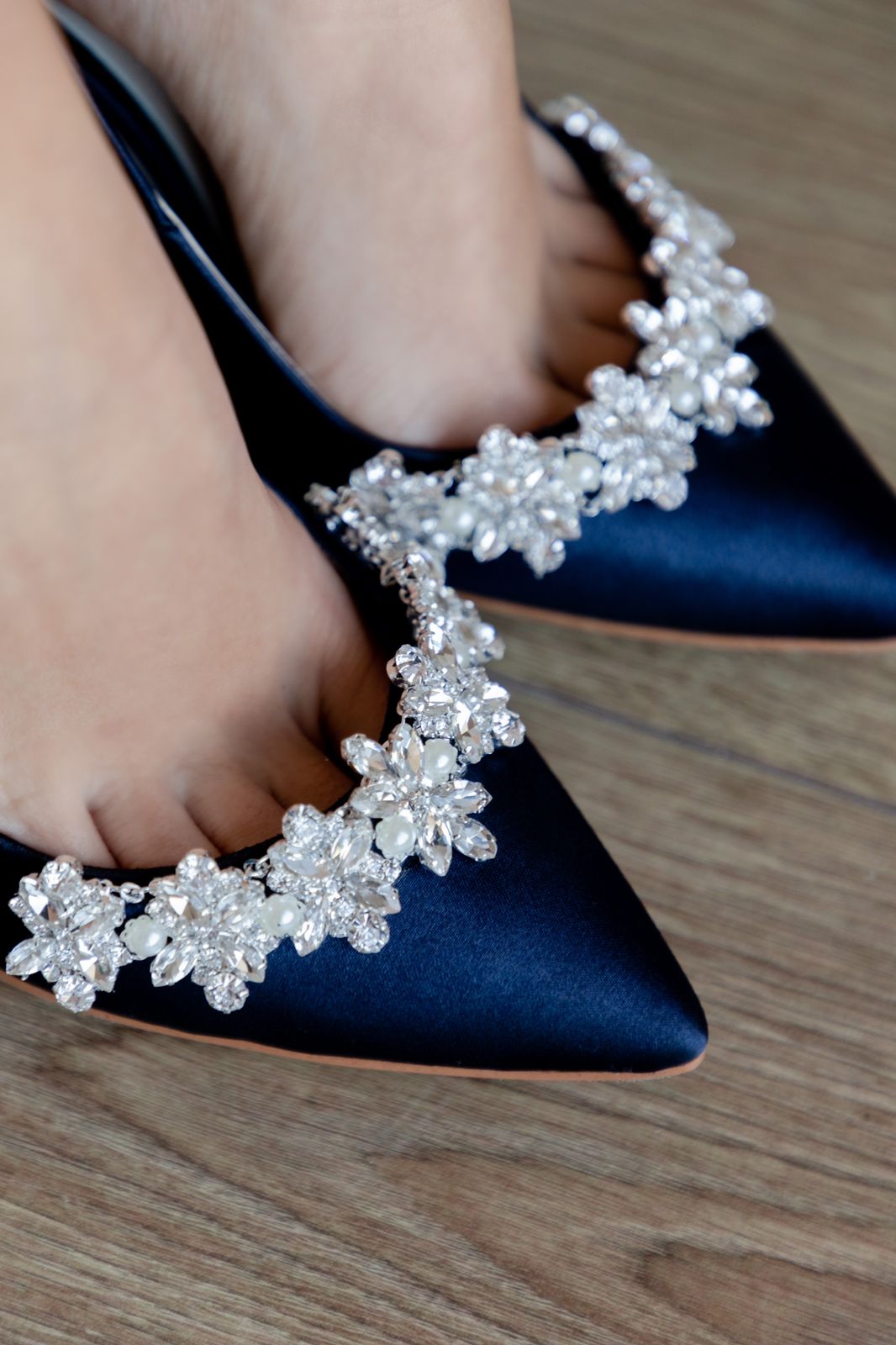 Stiletto de novia con tacon ancho con aplicacion de pedreria y perla al frente 