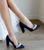Stiletto de novia con tacon ancho con aplicacion de pedreria y perla al frente 