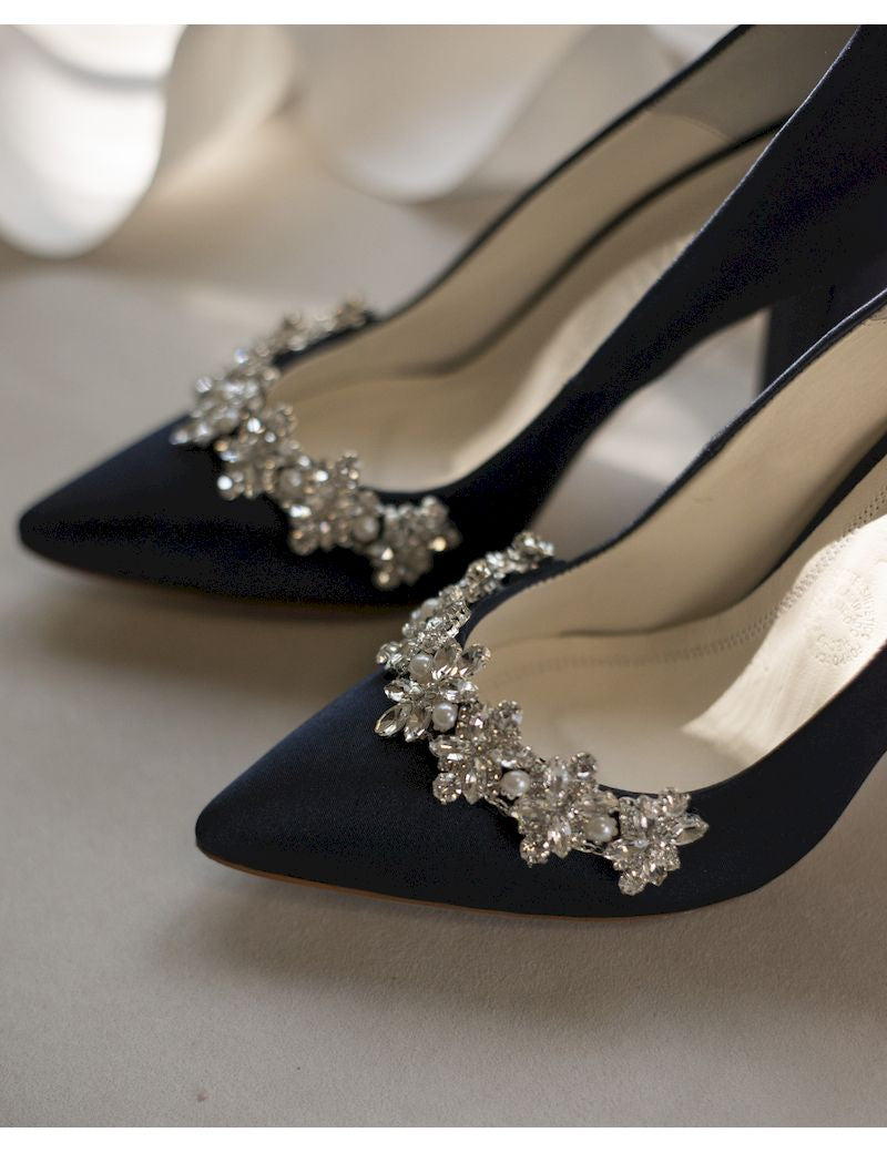 Stiletto de novia con tacon ancho con aplicacion de pedreria y perla al frente 