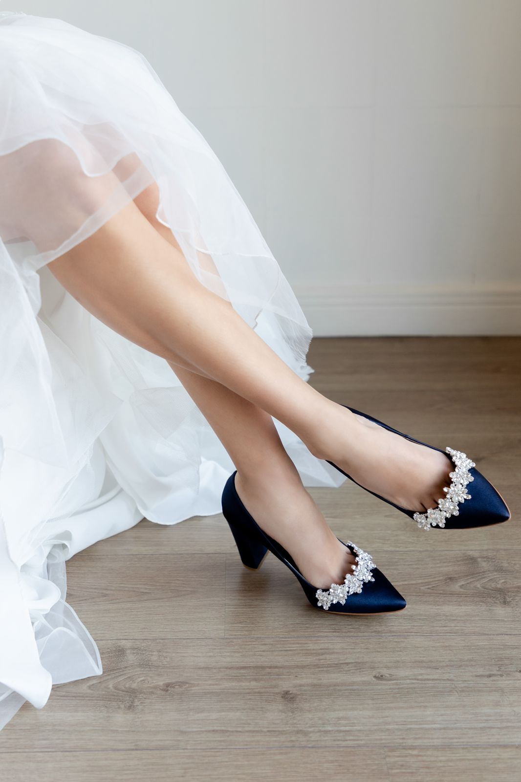 Stiletto de tacón ancho con aplicación de pedrería y perla marino