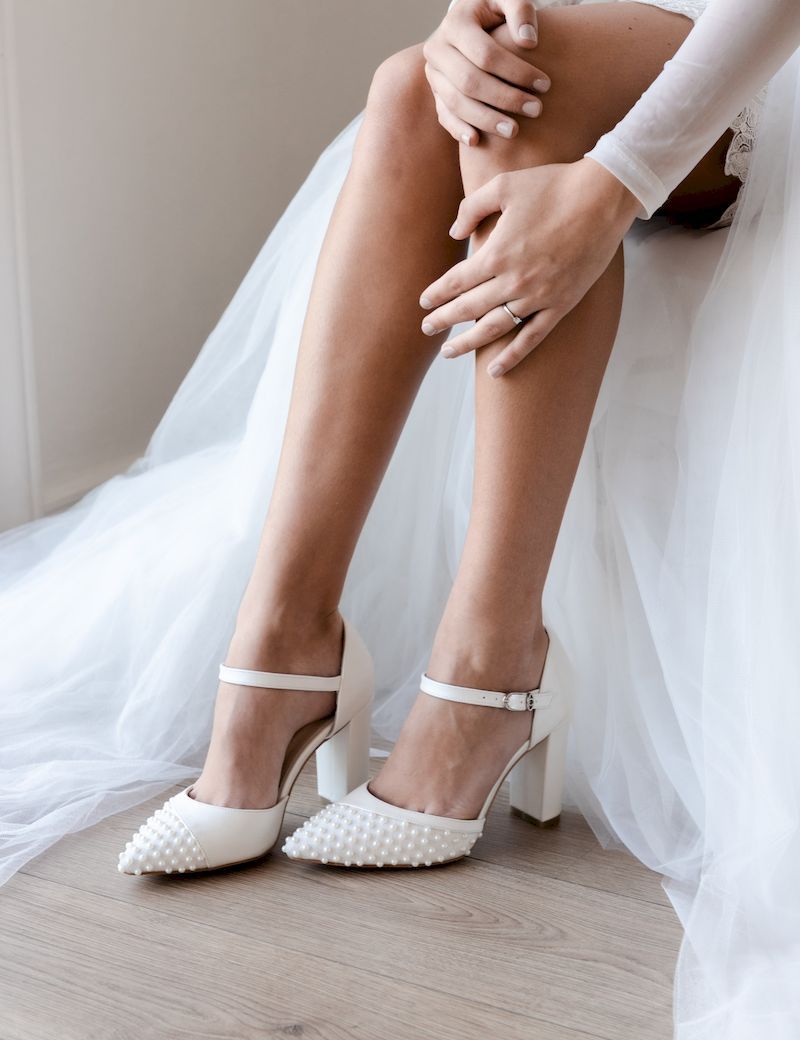 Stiletto de novia con tacon grueso y aplicacion de perlas en parte del frente, con correa para ajustar en color nacar
