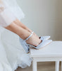 Stiletto de novia con tacon grueso y aplicacion de perlas en parte del frente, con correa para ajustar en color azul