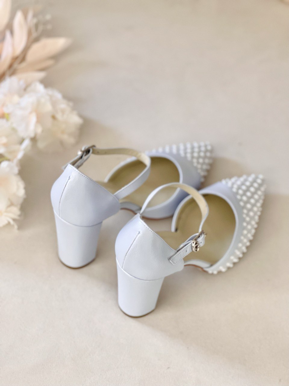 Stiletto de novia con tacon grueso y aplicacion de perlas en parte del frente, con correa para ajustar en color azul