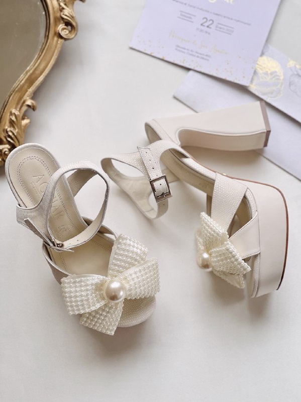 Zapatillas ivory abiertas con tacón ancho y moño con aplicaciones de Perla  